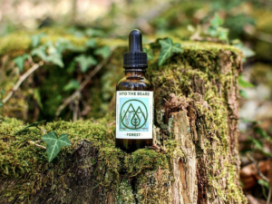 Huile pour barbe parfum boisé into the beard